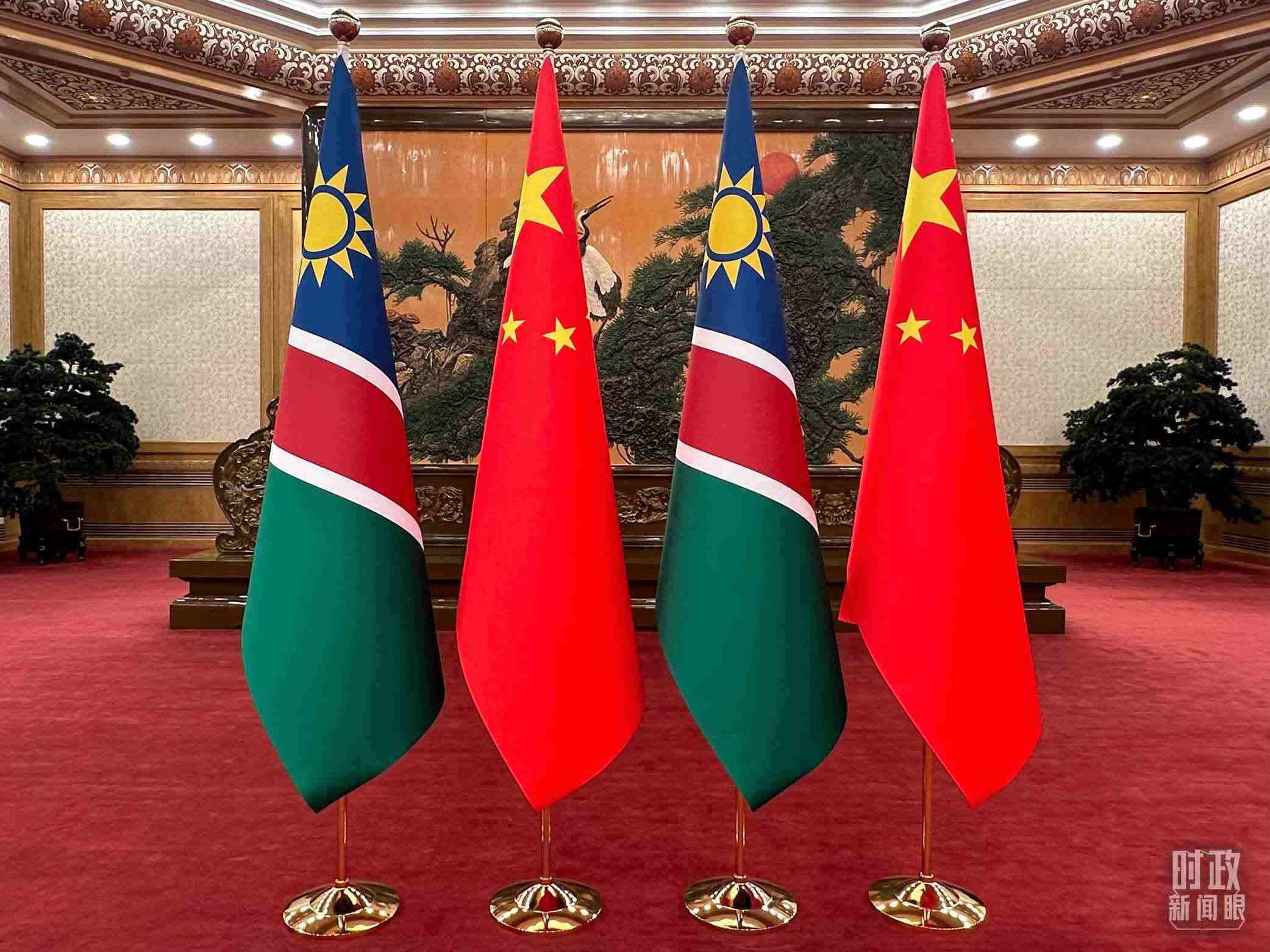  △雙邊會(huì)見現(xiàn)場(chǎng)的中國和納米比亞國旗。（總臺(tái)央視記者范一鳴拍攝）