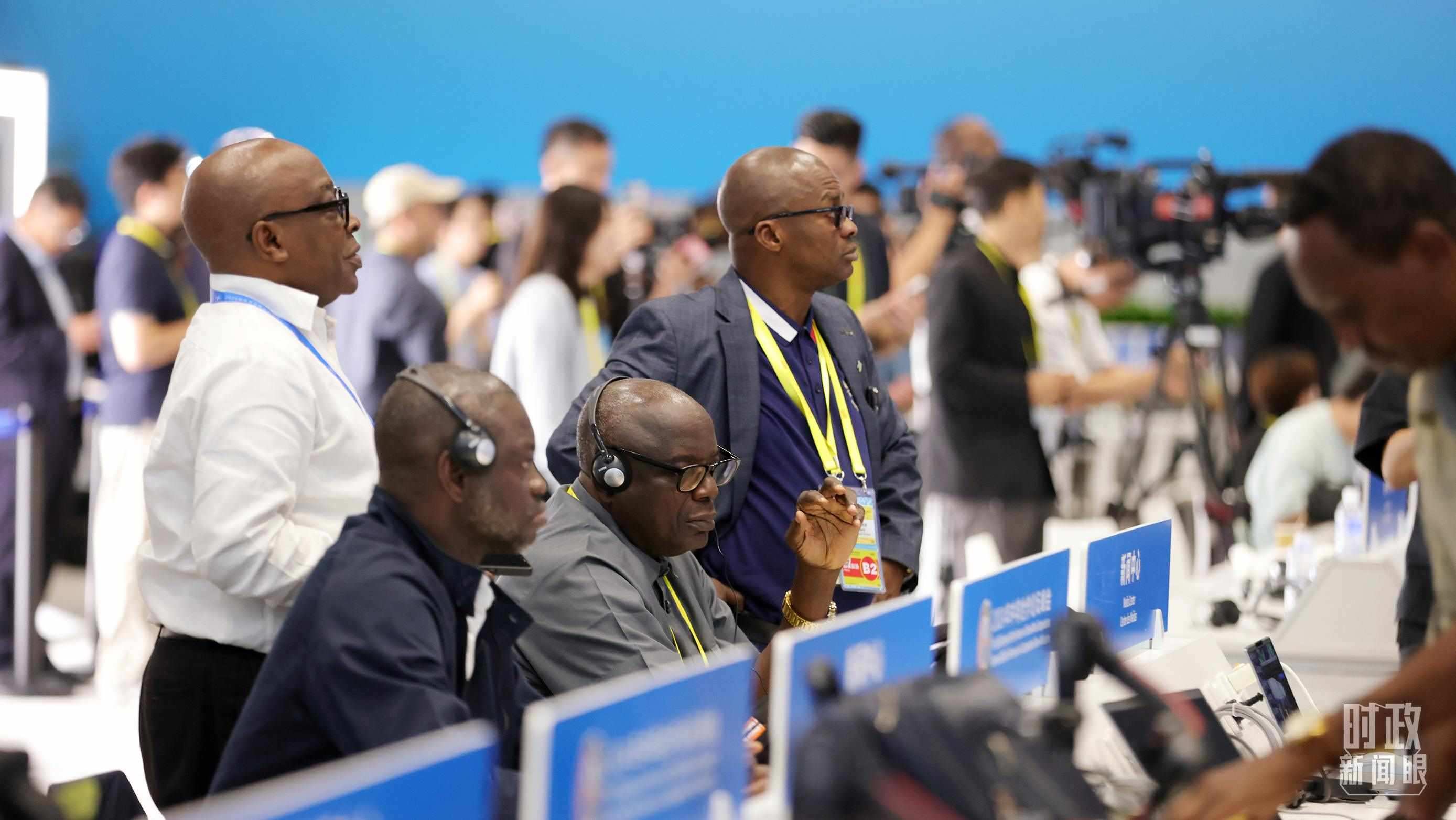  △媒體記者在人民大會(huì)堂和新聞中心參與峰會(huì)報(bào)道。（總臺(tái)央視記者范一鳴、魏幫軍拍攝）