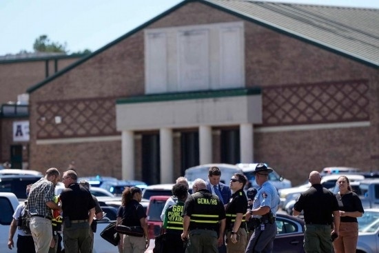 9月4日，在美國佐治亞州巴羅縣溫德市，警察聚集在發(fā)生槍擊事件的阿巴拉契高中外。新華社/美聯(lián)