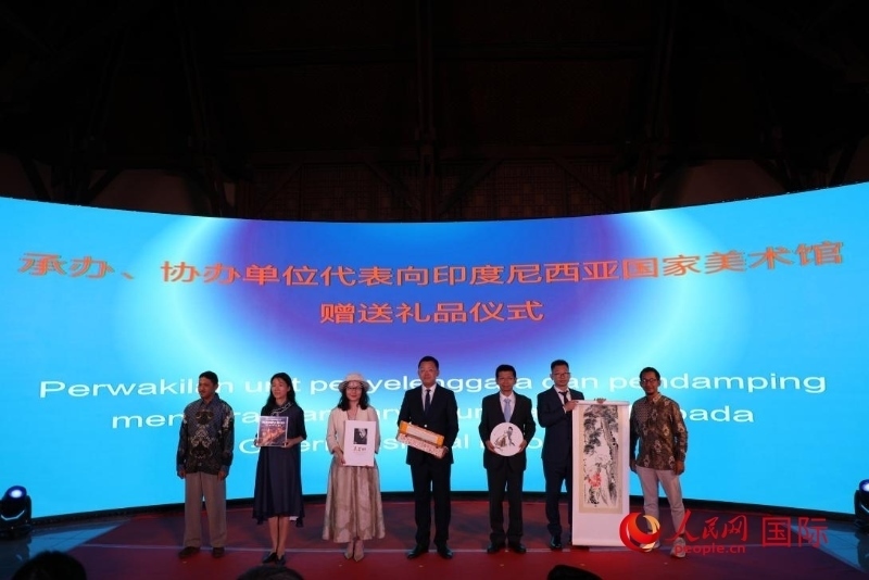 在展覽開幕式現(xiàn)場，本次展覽的承辦、協(xié)辦單位代表向印尼國家美術(shù)館贈送禮品。人民網(wǎng)記者 曹師韻攝
