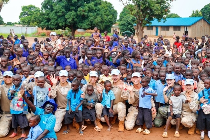 維和官兵與學(xué)生進(jìn)行合影。殷亦豪攝