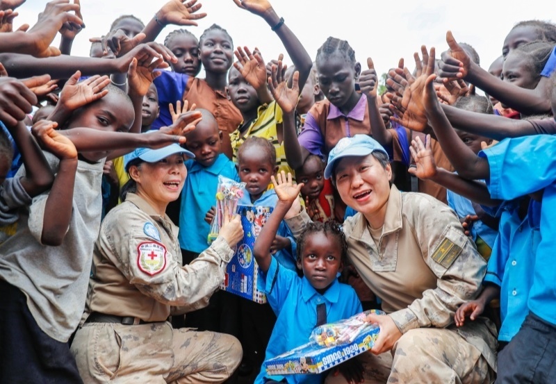 學(xué)生對中國官兵援助表達(dá)感謝。王皓宇攝