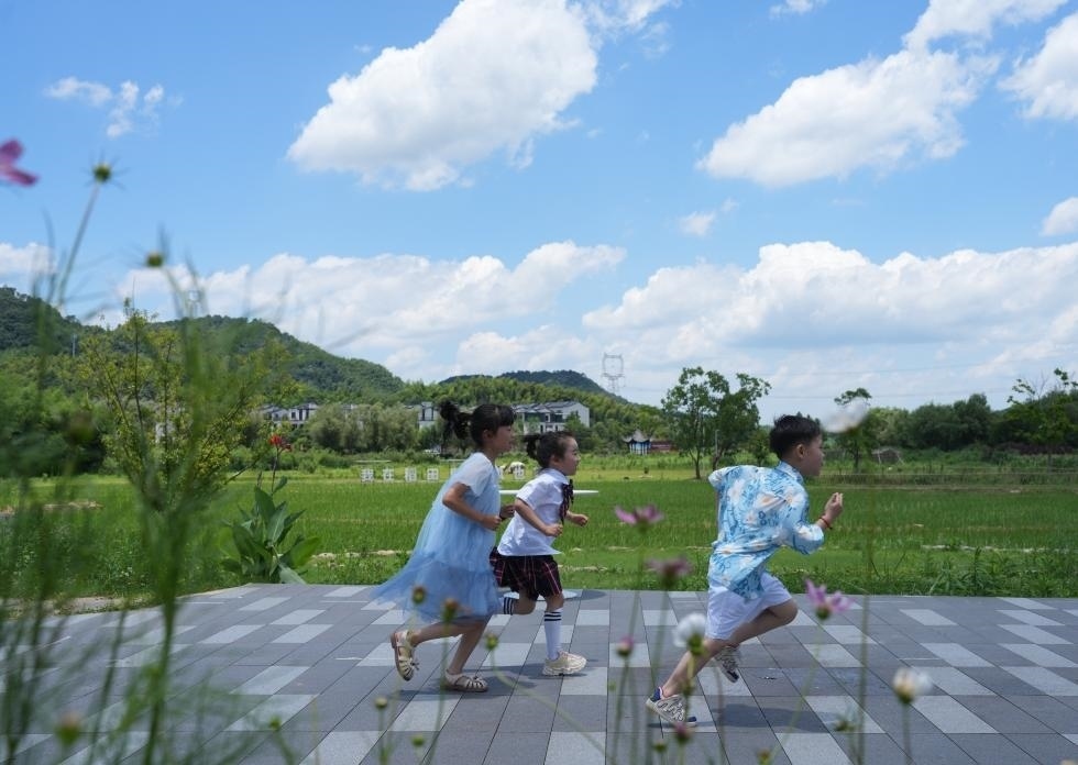 兒童在余姚市梁弄鎮(zhèn)的田野間奔跑（7月3日攝）。新華社記者翁忻旸 攝