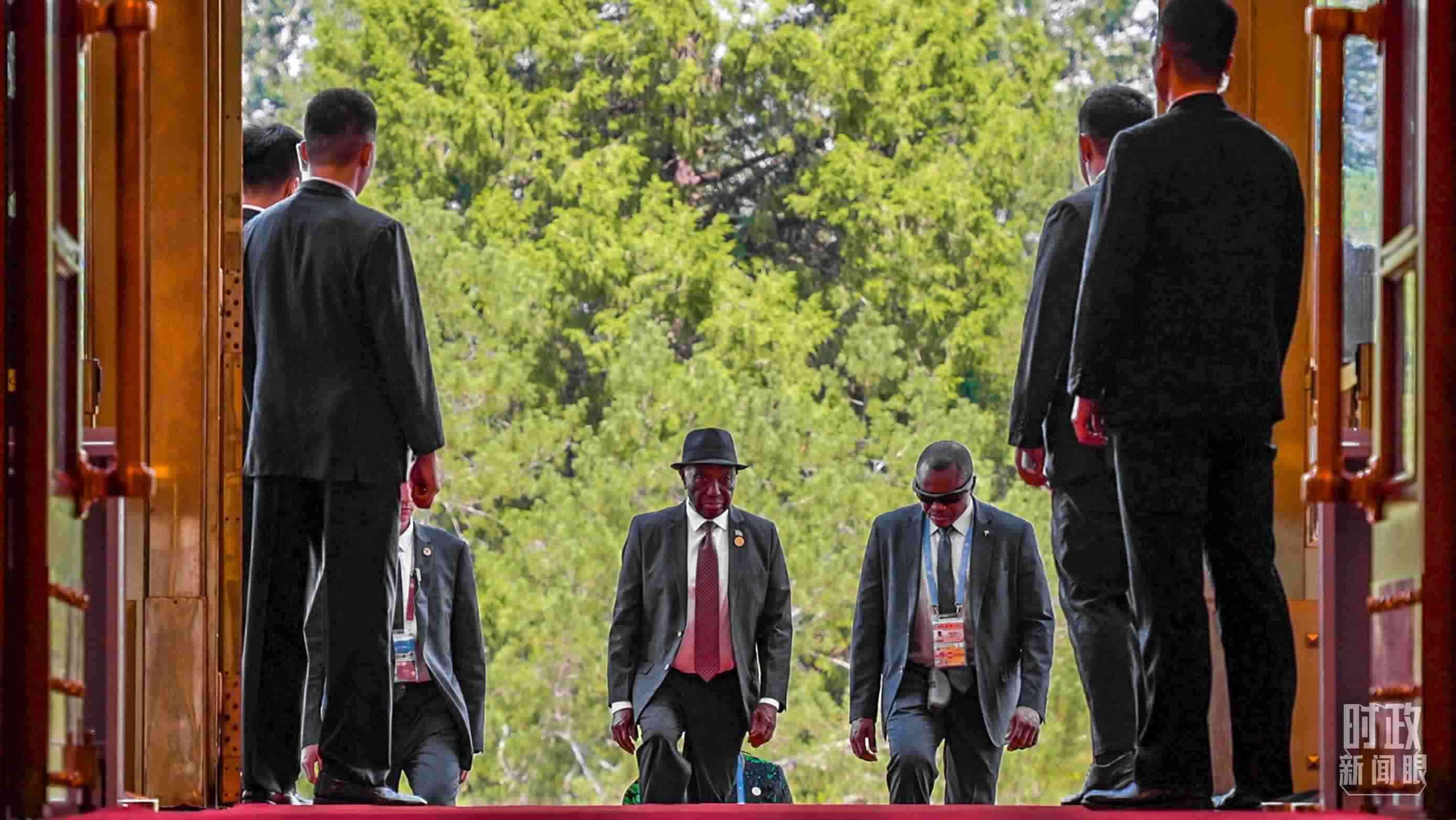 利比里亞總統(tǒng)博阿凱步入人民大會(huì)堂。（總臺(tái)央視記者蔣碩拍攝）