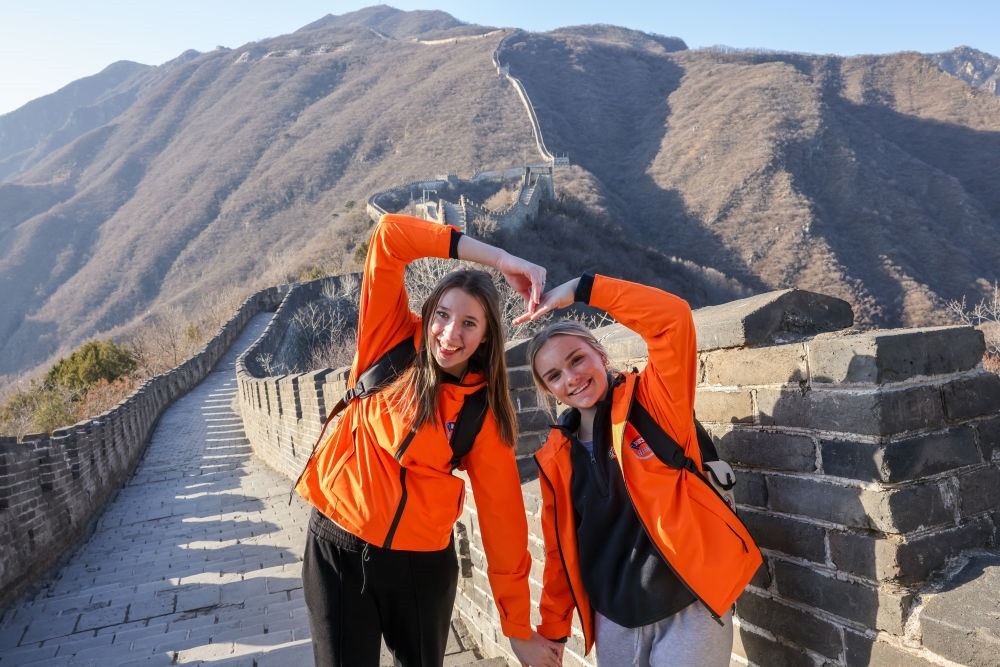 2024年3月20日，美國華盛頓州中學(xué)生代表團(tuán)的成員在北京慕田峪長城留影。新華社記者 殷剛 攝