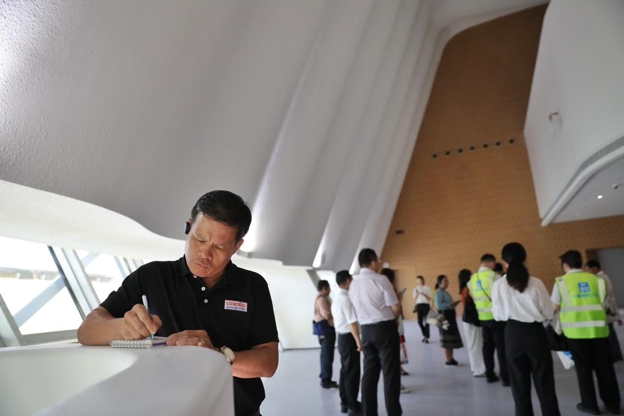 亞洲媒體考察團(tuán)參觀綜合劇場外墻?！吨袊?jīng)濟(jì)周刊》記者 肖翊攝