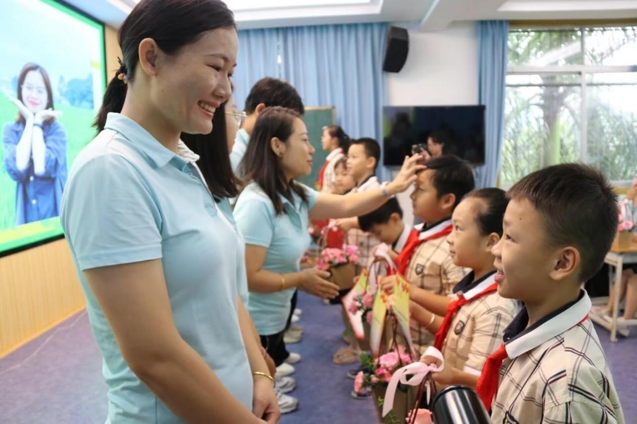 2023年教師節(jié)前，廣西南寧一所學(xué)校，學(xué)生向老師獻(xiàn)上鮮花、賀卡。