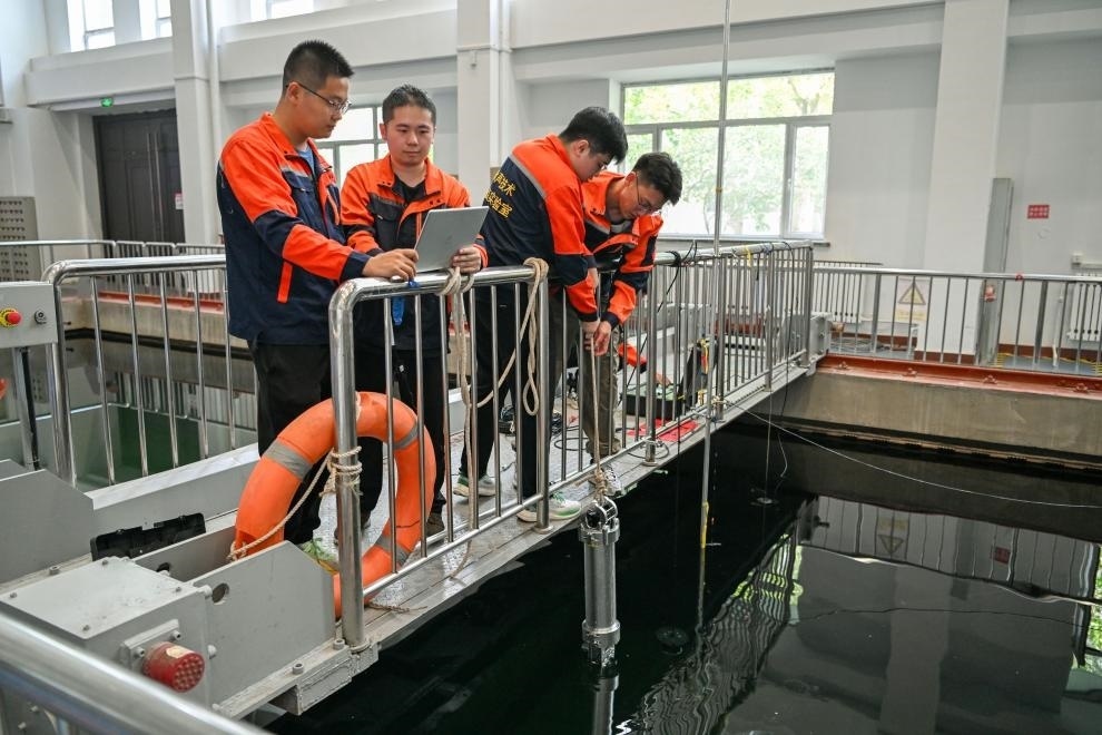 哈爾濱工程大學水聲工程學院學生在進行技術實驗。新華社記者王松 攝