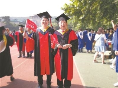 圖為李德仁（右）和學(xué)生肖雄武的合影。 肖雄武供圖