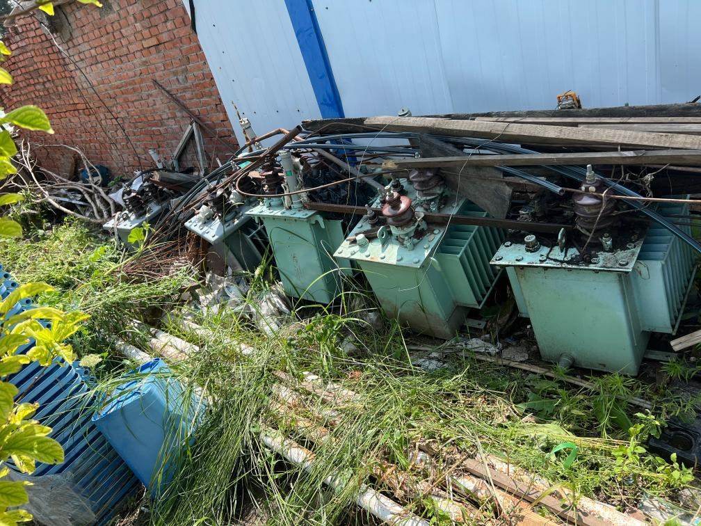 存放在農(nóng)戶家中的變壓器。新華社記者董寶森攝