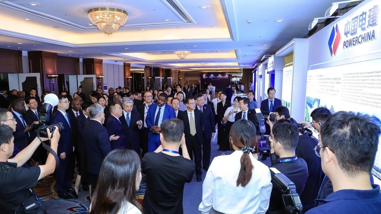 與會(huì)嘉賓參觀主題展覽。主辦方供圖