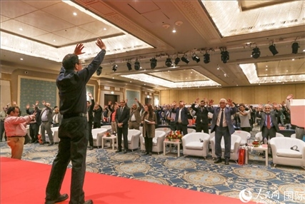 孫武權(quán)現(xiàn)場表演中醫(yī)傳統(tǒng)功法易筋經(jīng)。人民網(wǎng)記者黃培昭攝