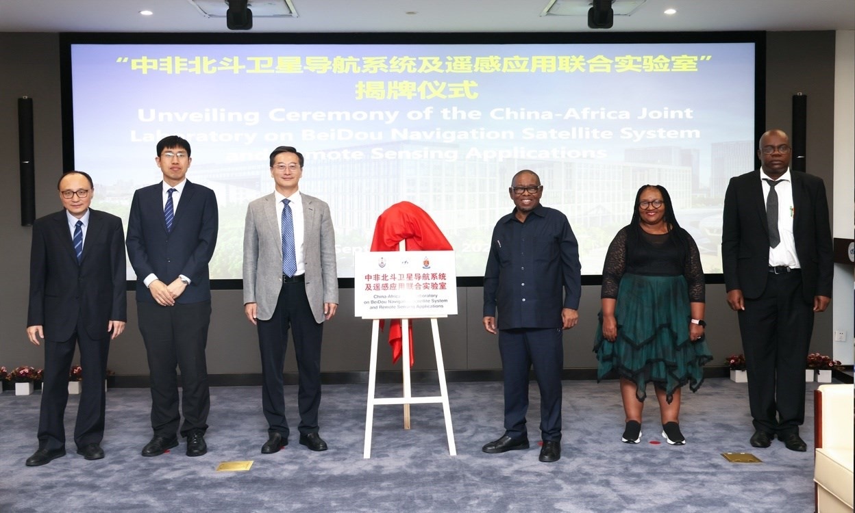 中非北斗衛(wèi)星導(dǎo)航系統(tǒng)及遙感應(yīng)用聯(lián)合實(shí)驗(yàn)室在北京航空航天大學(xué)揭牌。校方供圖