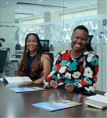 支隊(duì)成員在CGTN非洲總站與當(dāng)?shù)赜浾呓涣?。穆瑞瑩攝