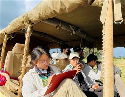 支隊(duì)成員開(kāi)展長(zhǎng)頸鹿監(jiān)測(cè)國(guó)際志愿工作。林源攝