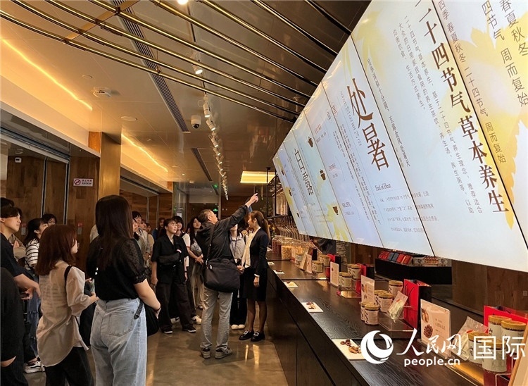 2. 日中友好協(xié)會(huì)青年代表團(tuán)一行學(xué)習(xí)24節(jié)氣養(yǎng)生知識(shí)。（人民網(wǎng)記者陳思 攝）