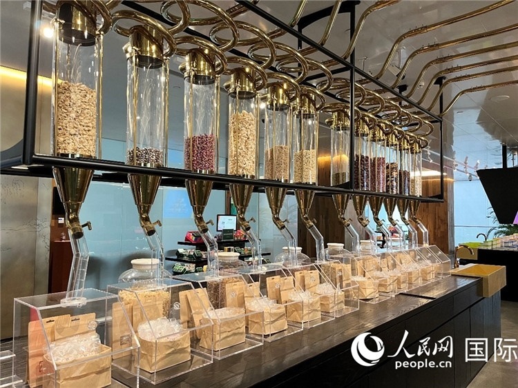 3.展示區(qū)展示的24節(jié)氣養(yǎng)生茶。（人民網(wǎng)記者陳思 攝）