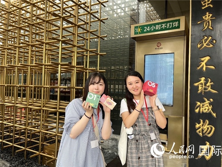 5. 代表團(tuán)團(tuán)員展示通過無(wú)人售藥機(jī)購(gòu)買的盲盒。（人民網(wǎng)記者陳思 攝）