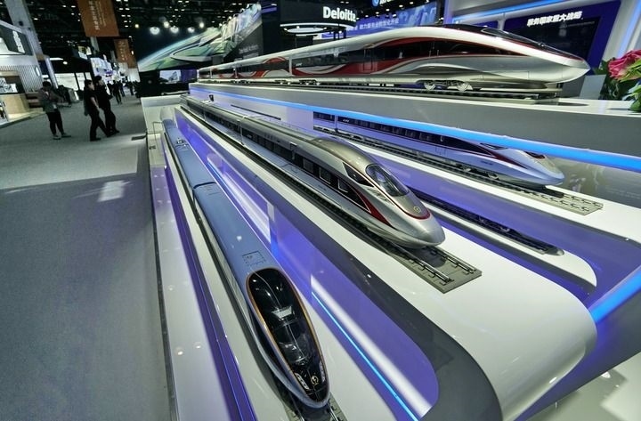 2024年9月11日拍攝的國(guó)家會(huì)議中心會(huì)場(chǎng)內(nèi)的展臺(tái)。新華社記者 李欣 攝