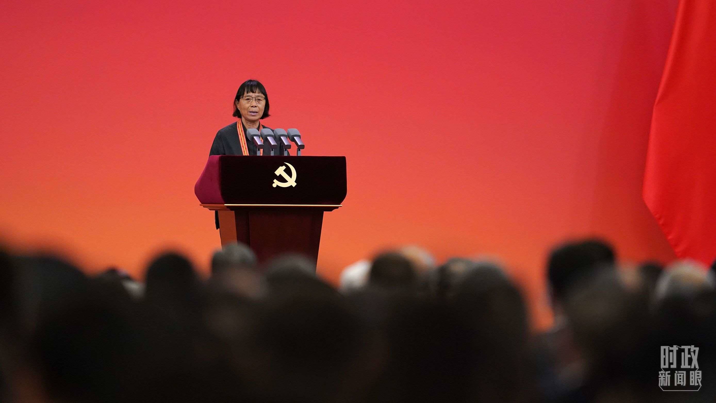  △2021年6月，幫助數(shù)千名貧困山區(qū)女孩圓夢大學(xué)的人民教師張桂梅，代表“七一勛章”獲得者發(fā)言。（總臺國廣記者李晉拍攝）