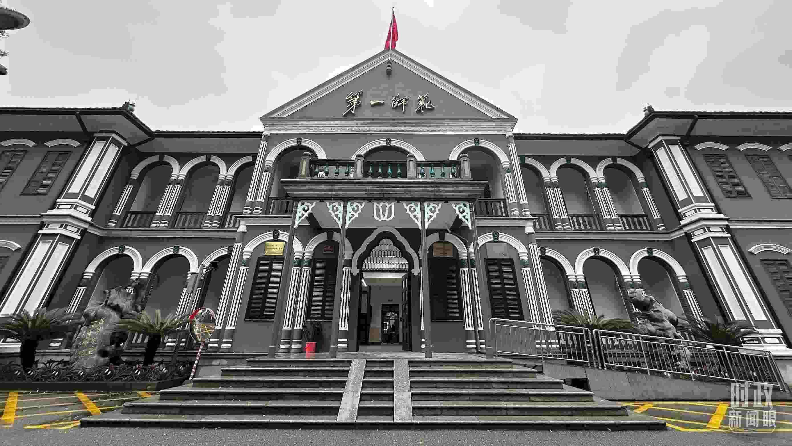  △2024年3月，習(xí)近平來到湖南第一師范學(xué)院（城南書院校區(qū)）考察。當(dāng)時他說，國家要強(qiáng)大，必須辦好教育。（總臺央視記者覃思拍攝）