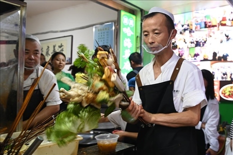 店員準(zhǔn)備制作天水麻辣燙。新華社記者 范培珅 攝