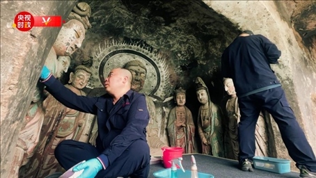 △麥積山石窟藝術研究所工作人員對石窟進行修復