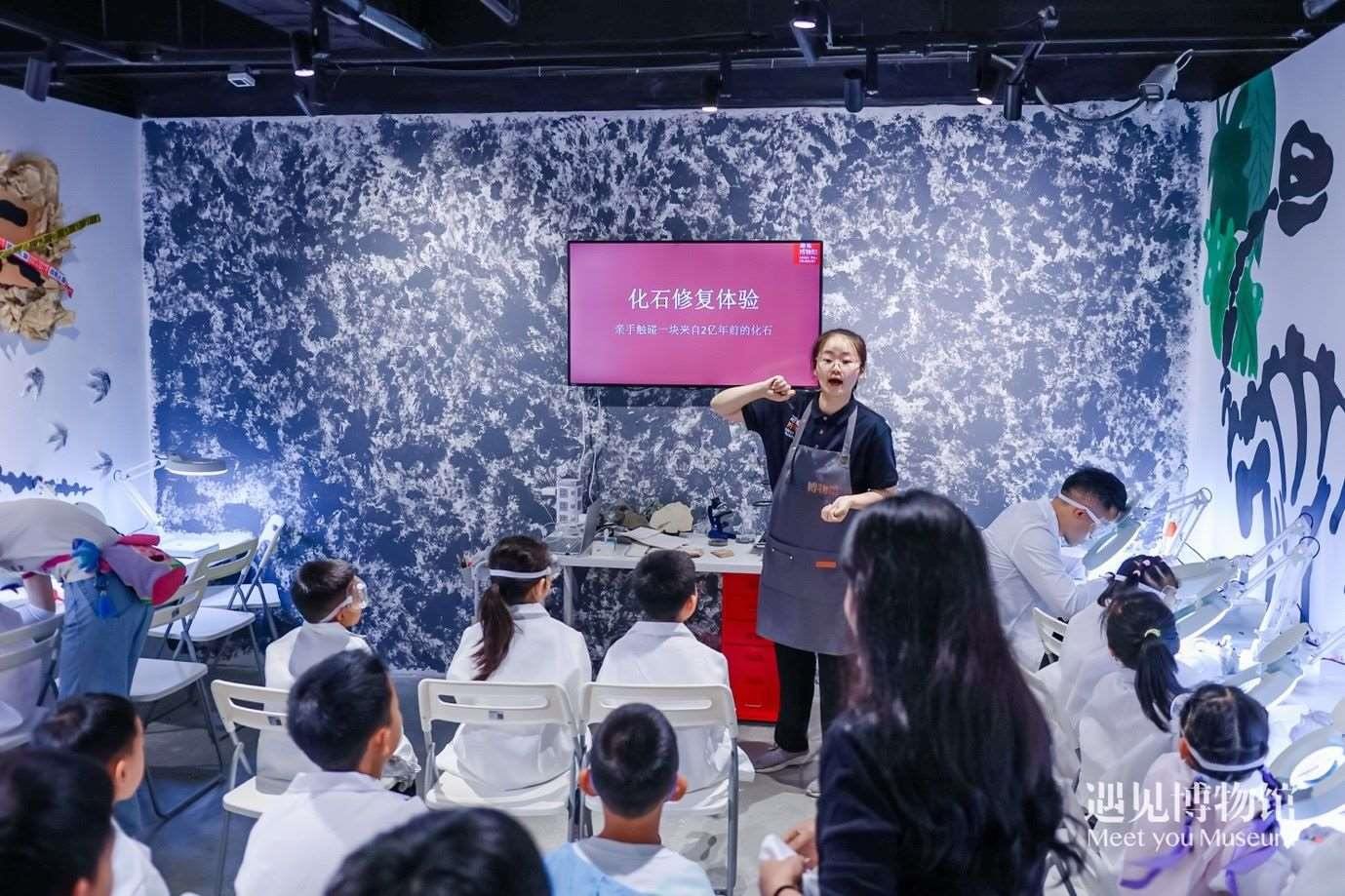 3. 小朋友們在“2億年的地球記憶——恐龍化石特展”體驗(yàn)當(dāng)“小小科學(xué)家”。遇見博物館供圖