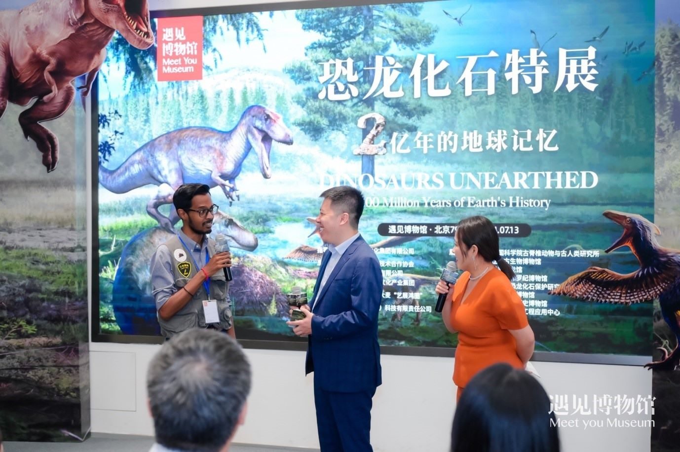 8. 中國科學(xué)院古脊椎動物與人類研究所特別研究助理保羅·拉米向游客介紹“2億年的地球記憶——恐龍化石特展”。遇見博物館供圖