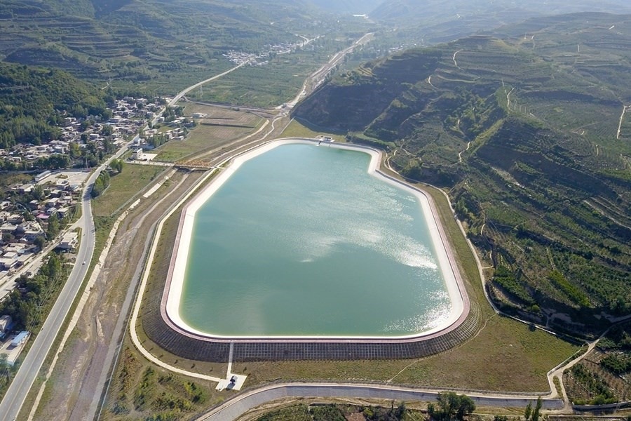 這是在天水市拍攝的已投用的天水城區(qū)引洮供水工程楊家灣調(diào)蓄水池（無人機(jī)照片）。新華社記者 范培珅 攝