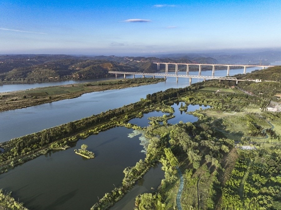 這是2023年8月28日在河南黃河濕地國(guó)家級(jí)自然保護(hù)區(qū)濟(jì)源段拍攝的景色（無(wú)人機(jī)照片）。新華社發(fā) 苗秋鬧 攝