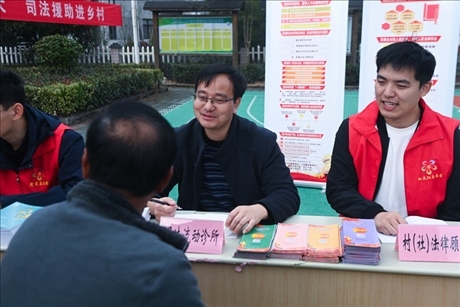 2022年11月9日，在杭州市臨安區(qū)太陽(yáng)鎮(zhèn)上太陽(yáng)村，臨安區(qū)太陽(yáng)司法所所長(zhǎng)方凱（右二）現(xiàn)場(chǎng)解答法律問(wèn)題。 新華社記者 徐昱 攝