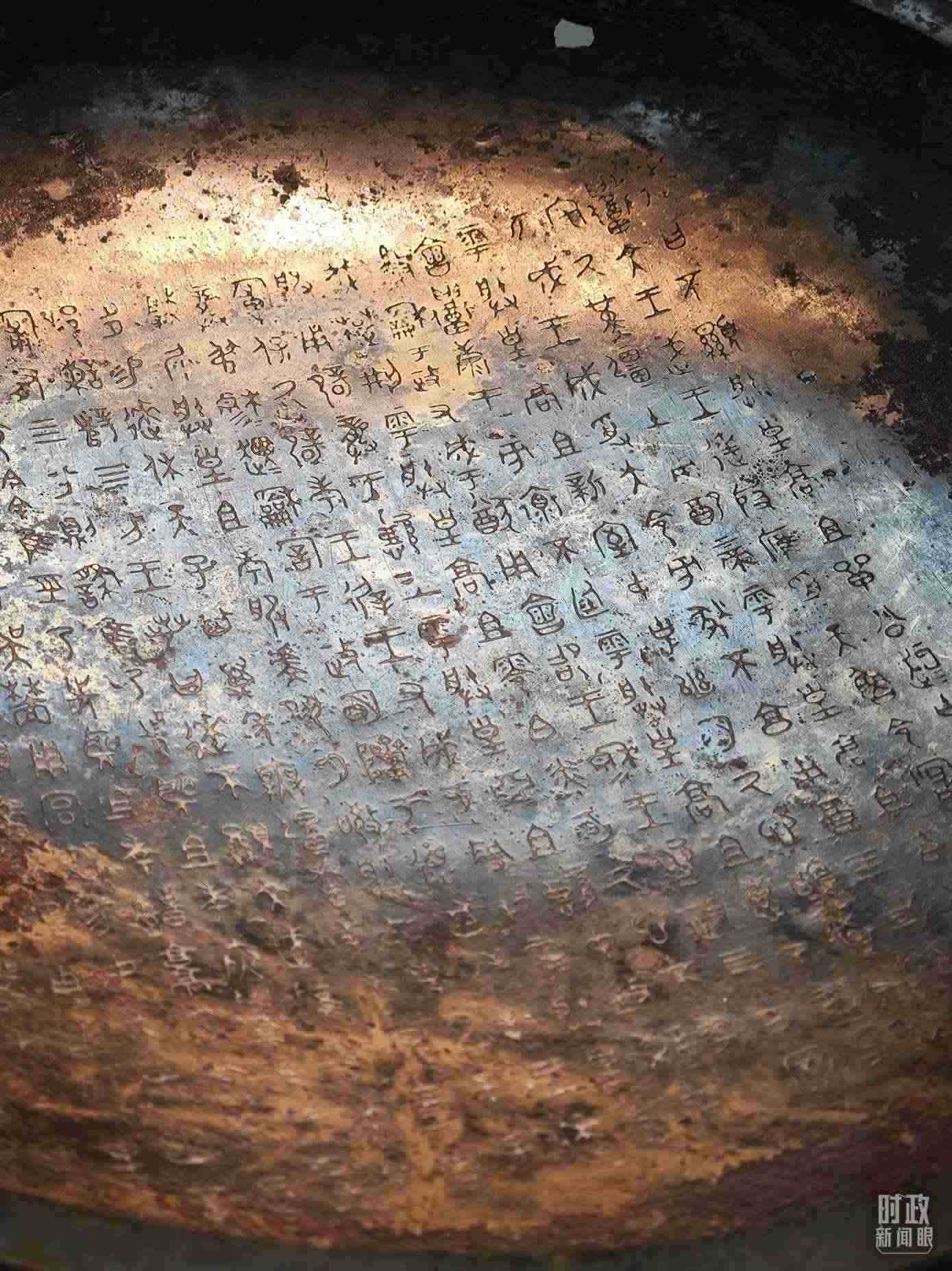 △ 寶雞青銅器博物院內(nèi)展陳——逨盤。（總臺央視記者丁欣、彭漢明拍攝）