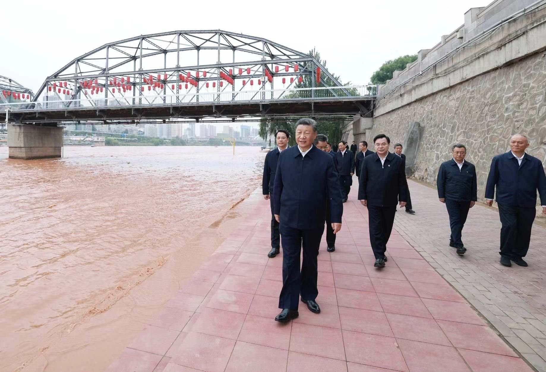 △9月11日下午，甘肅蘭州市黃河蘭州中山橋段，習(xí)近平總書記了解當(dāng)?shù)赝苿?dòng)黃河流域生態(tài)保護(hù)等情況。