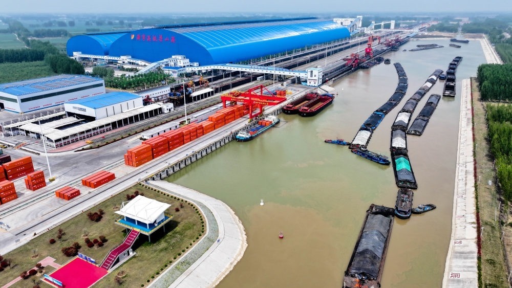 2024年4月24日，船舶行駛在山東濟(jì)寧港航梁山港航道上（無人機(jī)照片）。近年來，山東省加快構(gòu)建沿黃陸海大通道，有效促進(jìn)黃河流域各省區(qū)物流降本增效，實(shí)現(xiàn)更高水平對(duì)外開放。