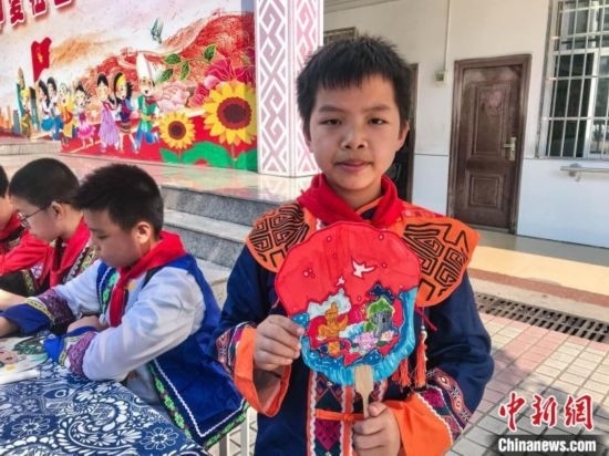 翠竹小學(xué)學(xué)生展示自己繪制的團(tuán)扇作品。蔣豐慧 攝