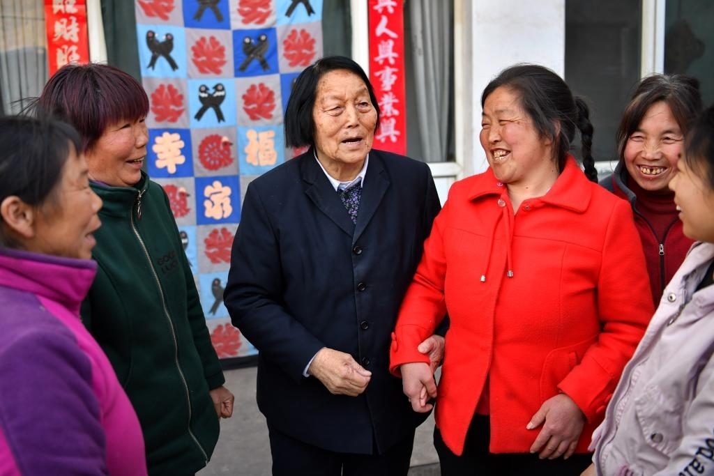 2019年3月23日，申紀蘭（左三）在山西省平順縣西溝村與村民分享全國兩會精神。新華社記者 曹陽 攝