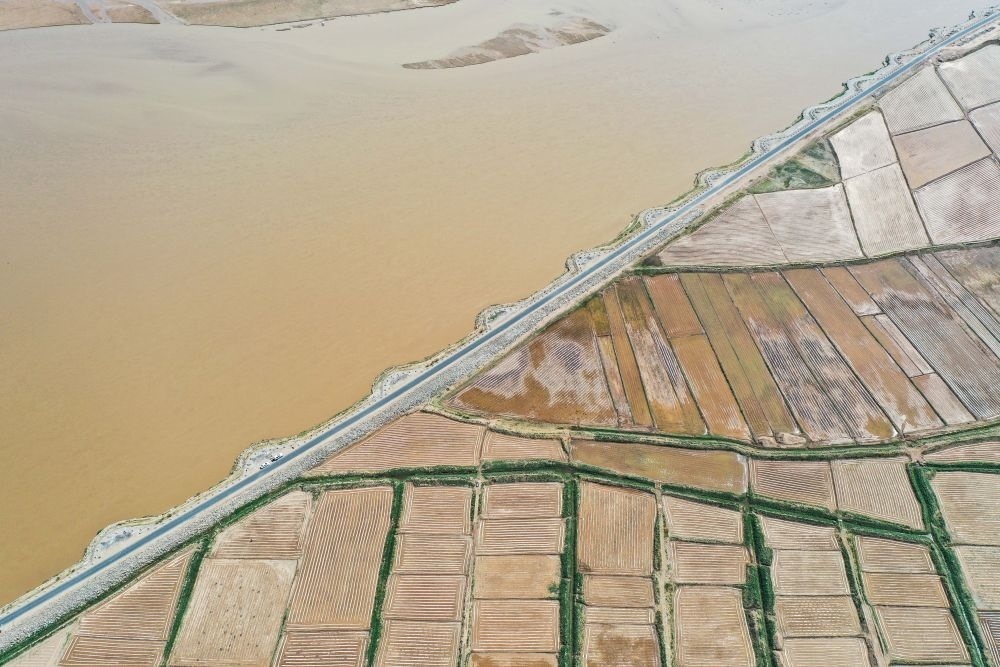 2024年5月26日在內(nèi)蒙古巴彥淖爾市臨河區(qū)拍攝的黃河（無人機(jī)照片）。巴彥淖爾市位于黃河“幾字彎”北端，擁有富饒的河套灌區(qū)，引黃灌溉面積達(dá)1000多萬畝。近年來，在引黃灌溉工程支撐下，河套灌區(qū)年均糧食總產(chǎn)量達(dá)60億斤以上。