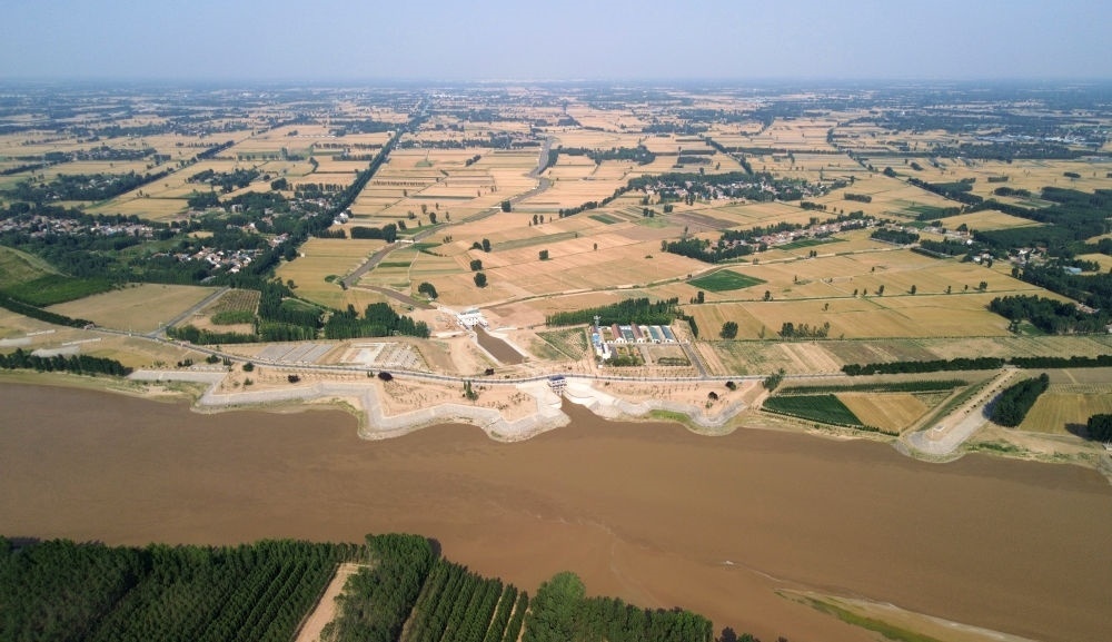 2024年6月19日，位于黃河高青段的馬扎子引黃閘開閘引水（無人機(jī)照片）。5月1日至6月18日，山東省累計(jì)啟用引黃閘63座，引黃河水量10.06億立方米，保障農(nóng)業(yè)灌溉需求。