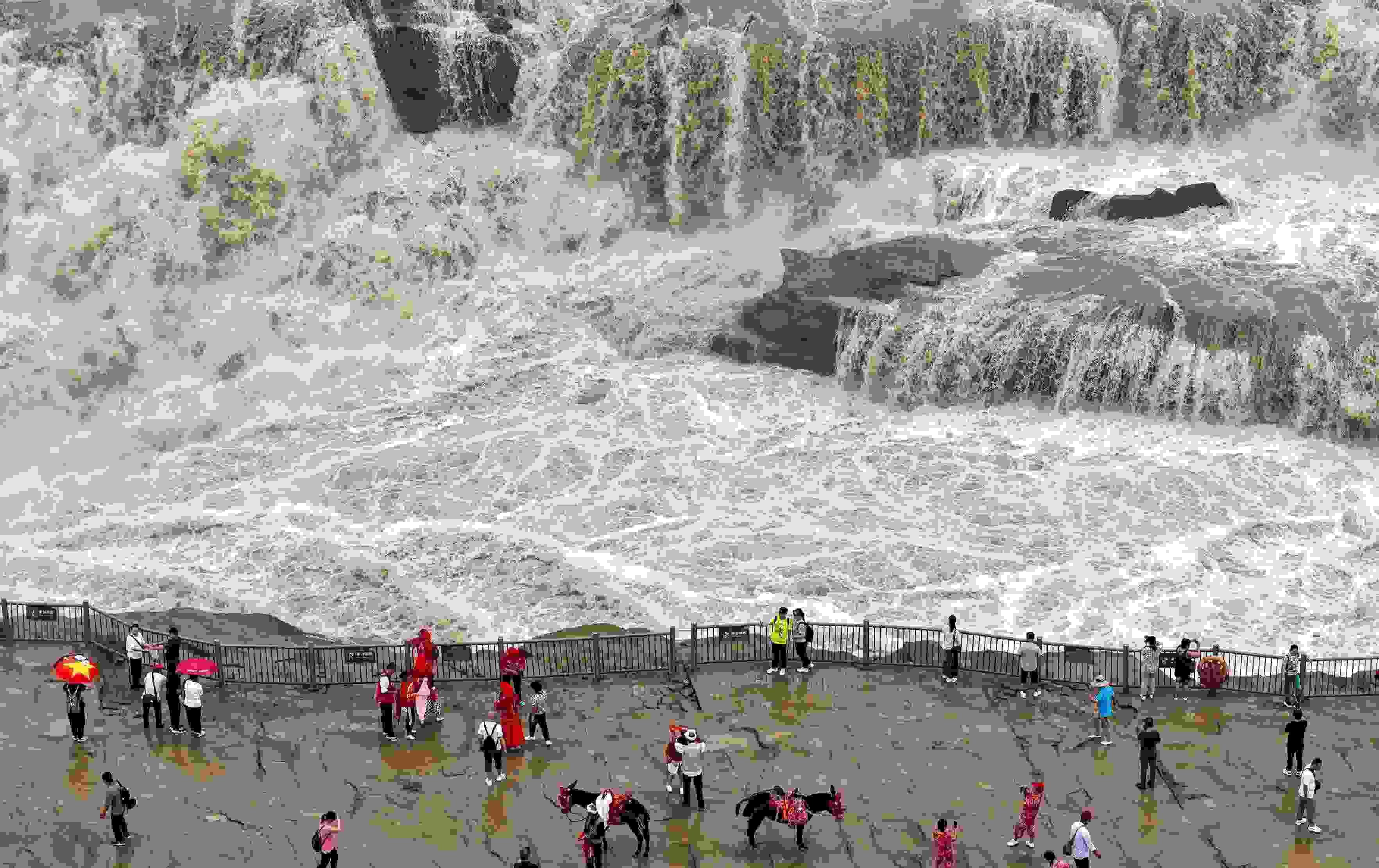 △9月9日，游客在黃河壺口瀑布景區(qū)游覽。