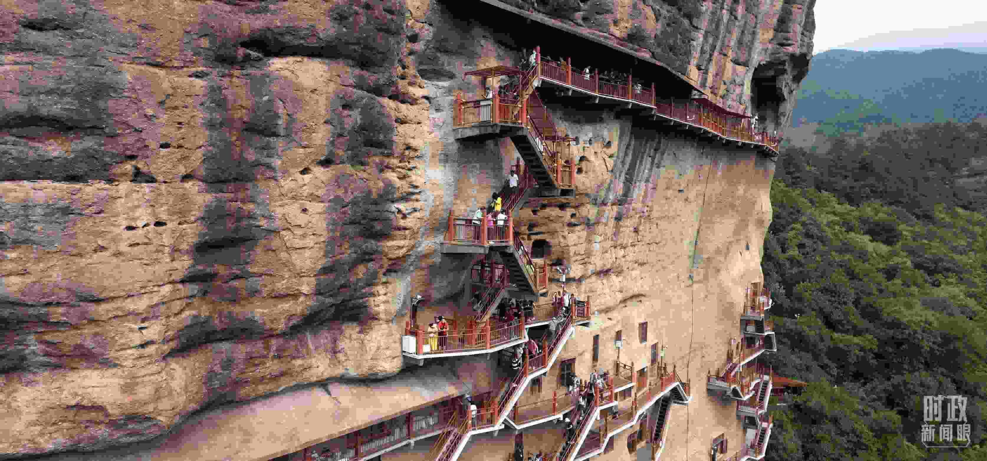 △麥積山石窟是國家5A級旅游景區(qū)，2024年上半年累計接待游客57萬人。（總臺國廣記者李晉拍攝）