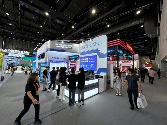 觀眾在展區(qū)了解相關金融服務。人民網(wǎng)記者 黃盛攝