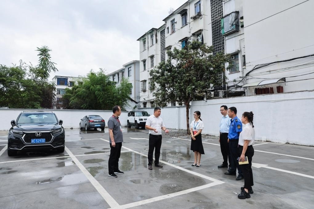 2024年9月11日，在浙江省湖州市，湖州吳興區(qū)人大代表、人大飛英街道工委代表及塔下街社區(qū)代表前往已改建的一處停車場(chǎng)進(jìn)行實(shí)地調(diào)研，監(jiān)督該改建項(xiàng)目的完成情況。新華社記者 徐昱 攝