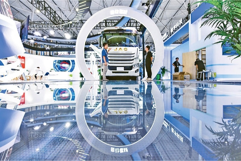 黨的二十屆三中全會提出，加快構(gòu)建促進(jìn)數(shù)字經(jīng)濟(jì)發(fā)展體制機(jī)制，完善促進(jìn)數(shù)字產(chǎn)業(yè)化和產(chǎn)業(yè)數(shù)字化政策體系。2024年8月28日至30日，2024中國國際大數(shù)據(jù)產(chǎn)業(yè)博覽會在貴州貴陽舉辦。圖為工作人員在介紹無人駕駛重型卡車。 新華社記者 楊文斌/攝