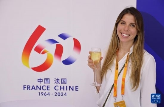 9月12日，工作人員在服貿(mào)會法國國家館展示香檳酒。新華社記者 戚曉毅 攝