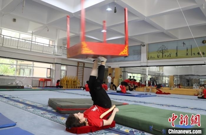 9月13日，美國雜技學(xué)員杰克正在中國“雜技之鄉(xiāng)”吳橋練習(xí)“蹬技”。 馬天龍 攝