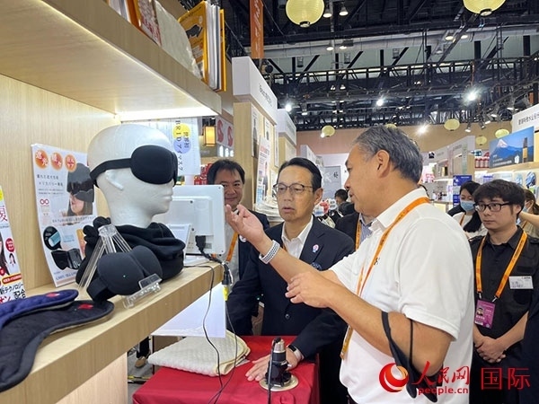 日本駐華大使金杉憲治（左二）參觀2024年服貿(mào)會(huì)日本館。人民網(wǎng)記者 盛楚宜攝