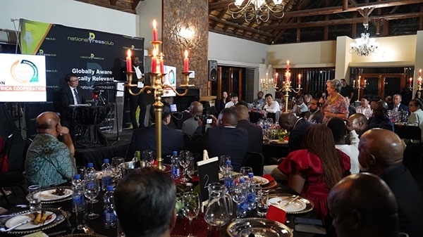 吳大使回答記者提問。人民網(wǎng) 劉暢攝