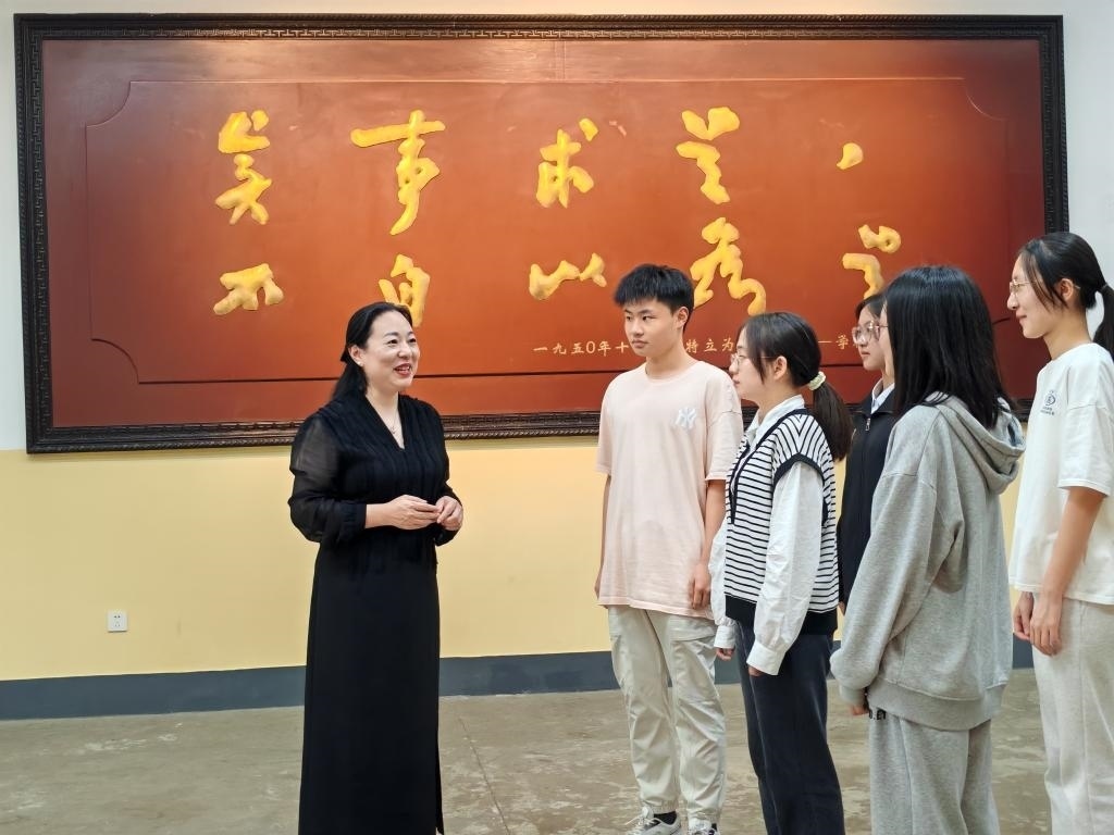 湖南第一師范學院思政課教師正在為學生講述紅色校史。（受訪者供圖）