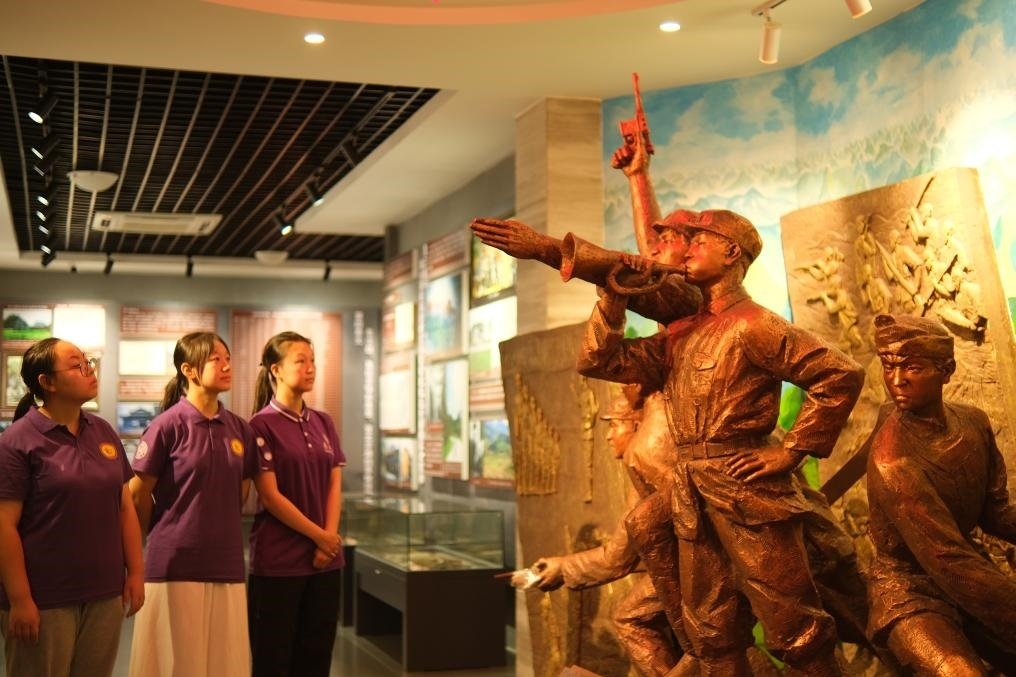 7月26日，南開大學實踐隊在環(huán)江革命陳列館了解毛南族人民在黨的領導下進行革命斗爭的歷程。（受訪者供圖）